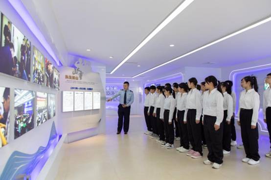 税务工作人员为青少年学生讲解乐山市税务局税收文化馆的展示内容