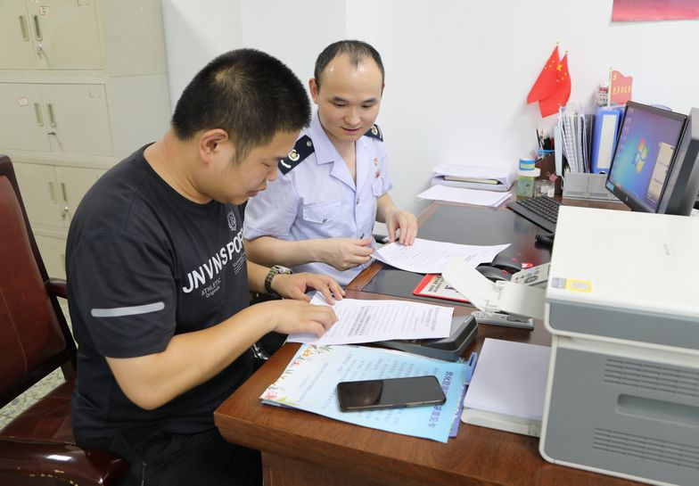 张孝智在办公室为前来咨询的纳税人讲解留抵退税政策