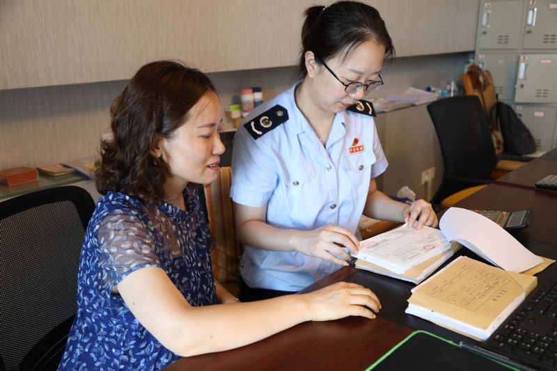 李梦祎认真查看众鑫物流财务凭证
