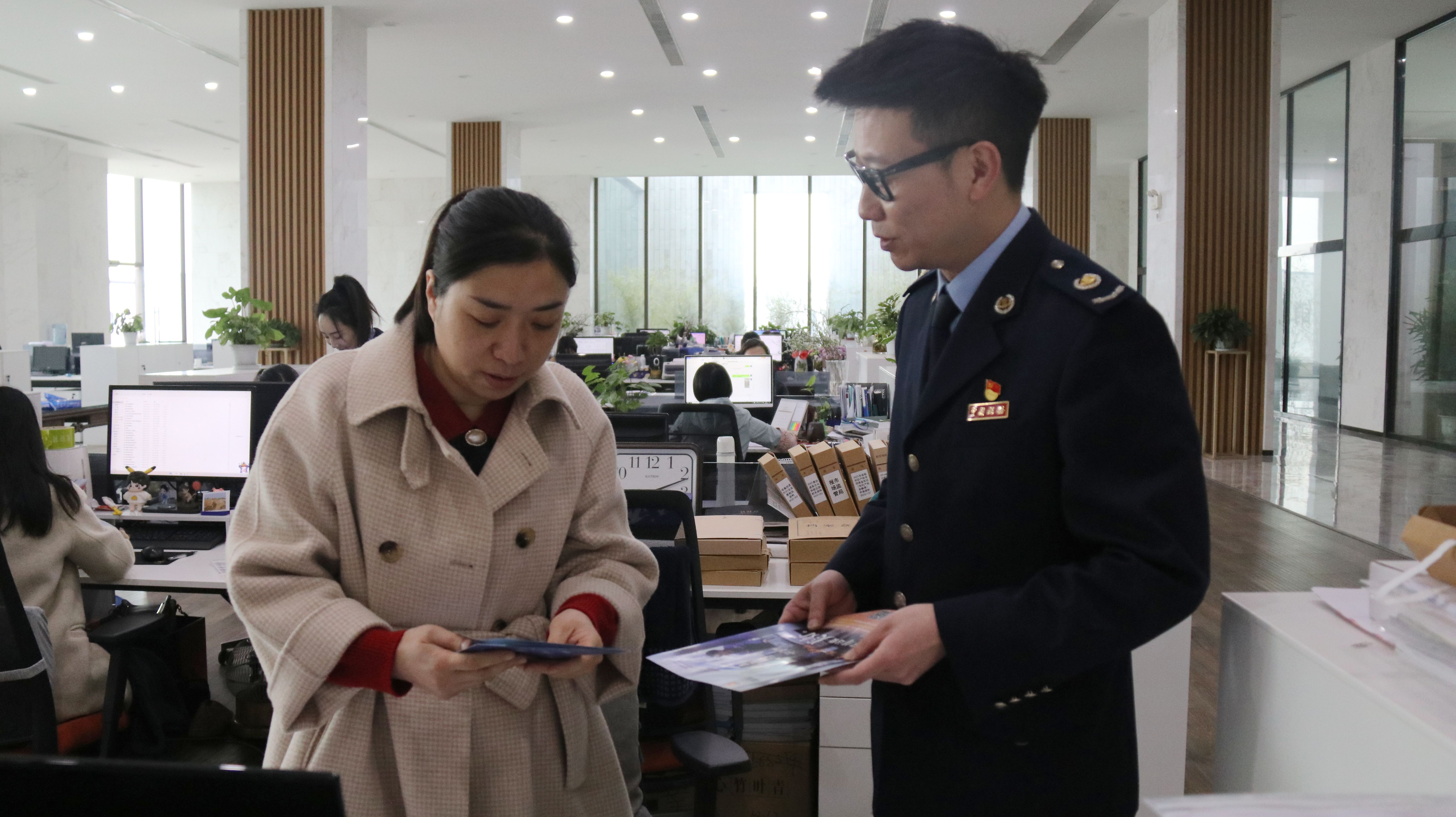 税务干部上门为企业职工宣传个人所得税综合所得年度汇算