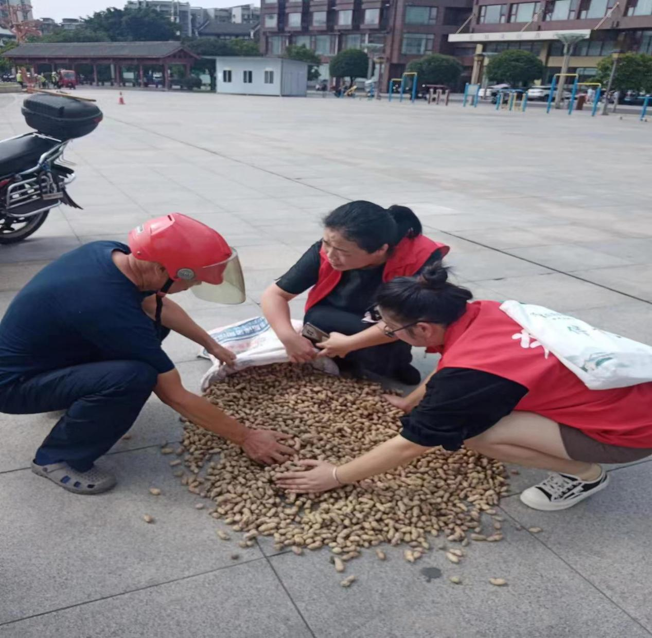 党员干部带头劝离游商小贩