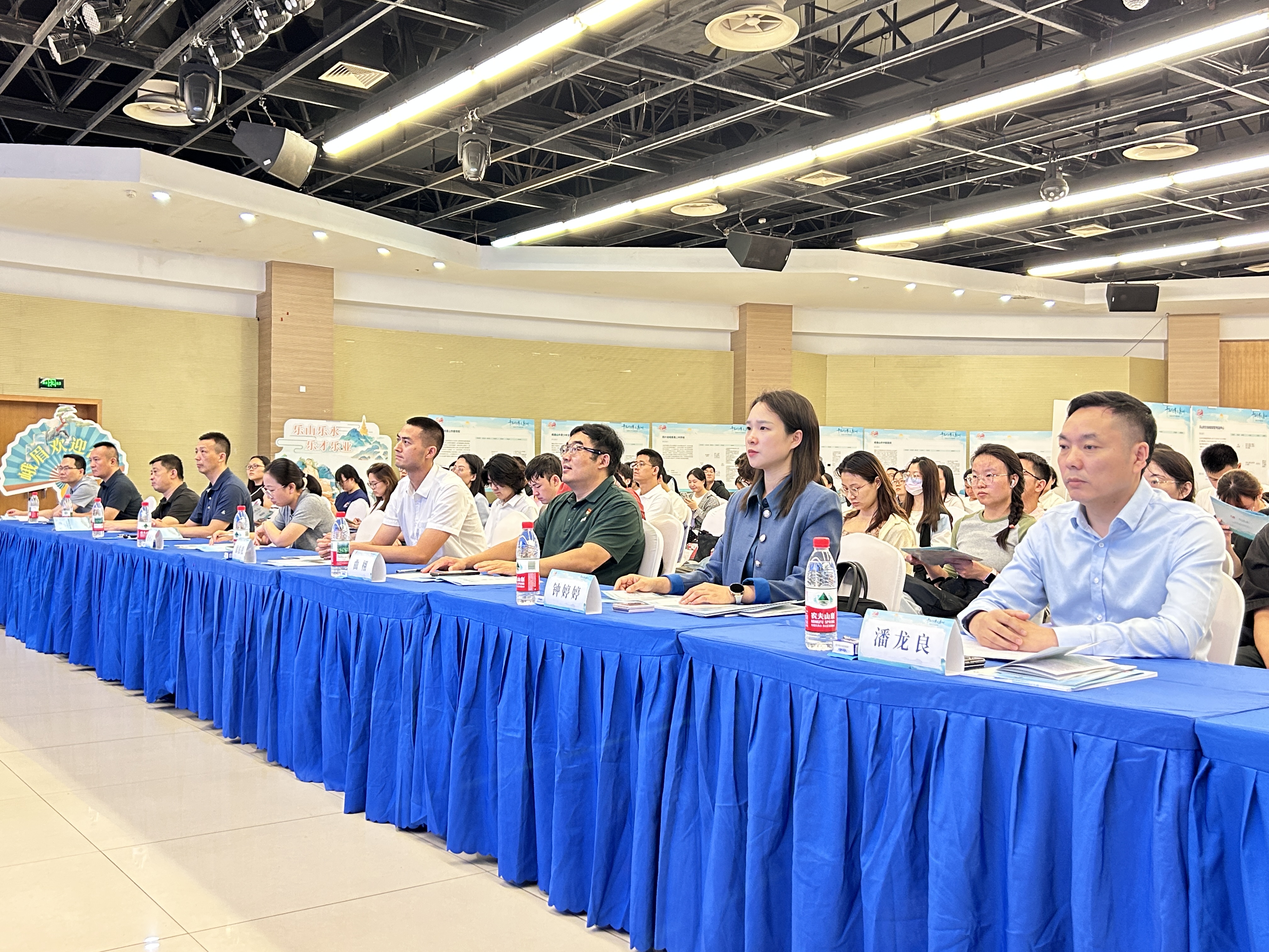 e38875a8164d43a5b175a348a856e1e401