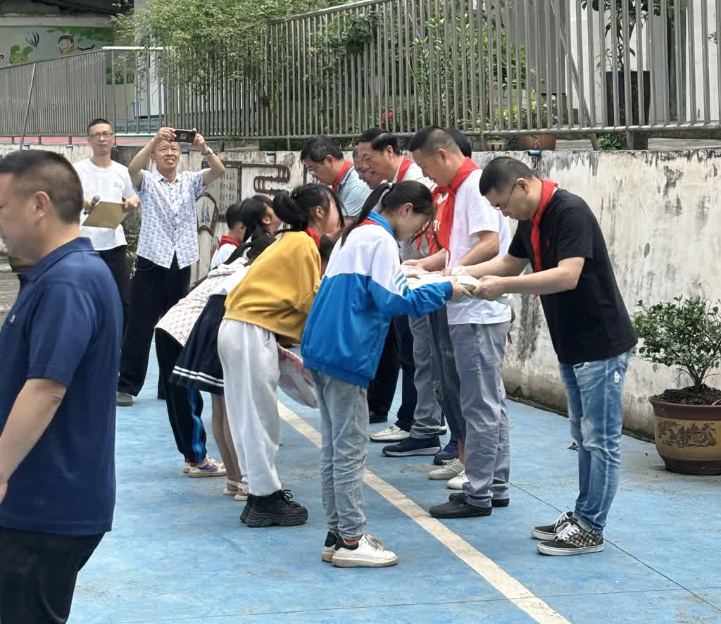 情系山区，关爱助学活动照片2